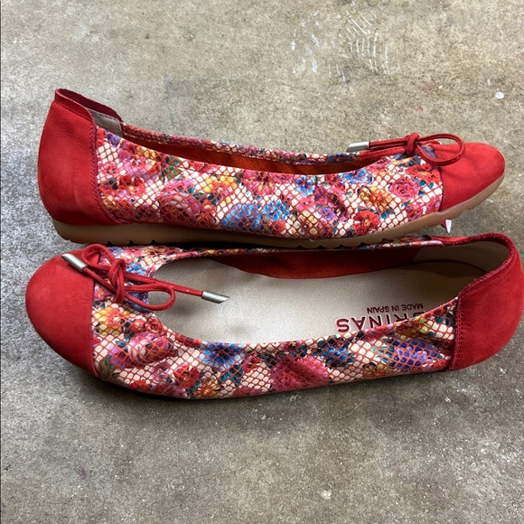 Sabrinas Red and Multicolor Floral Ballet Flats
Size: 38 (7.5-8) - Picture 3 of 7